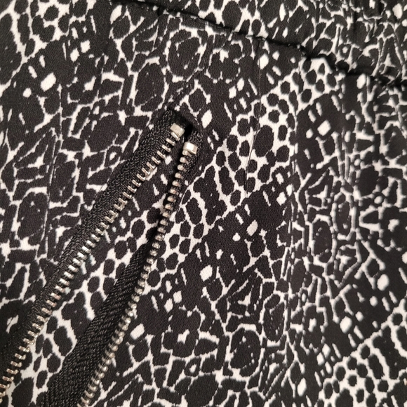 Dynamite White & Black Elastic Waist/Bottom Pants - Picture 7 of 10